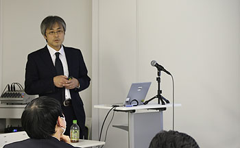 井上 浩輔講師の「ガルバノスキャニング方式を使用したレーザ樹脂溶着工法の応用」の講演風景写真